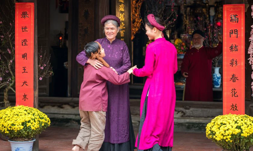 Cháu chúc Tết bà