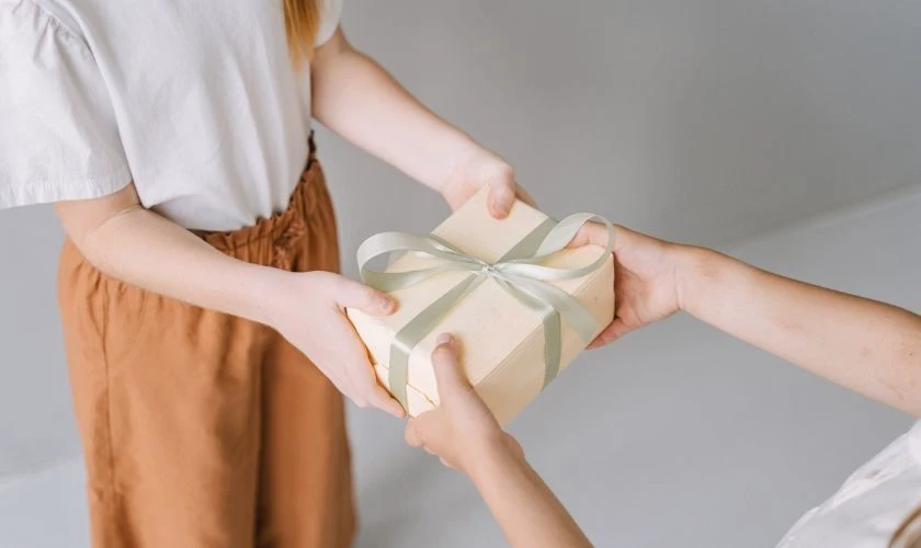 Trao quà, tiệc chúc mừng