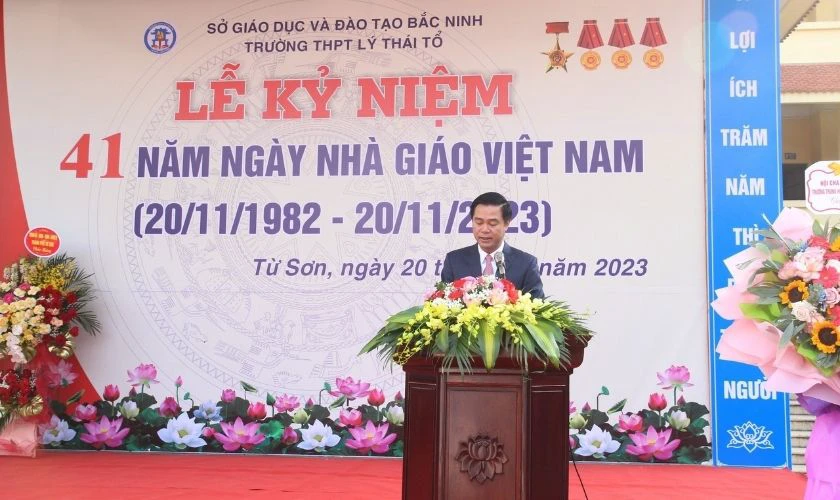 Đại biểu cấp trên phát biểu, đại diện chính quyền tại lễ kỷ niệm ngày 20/11