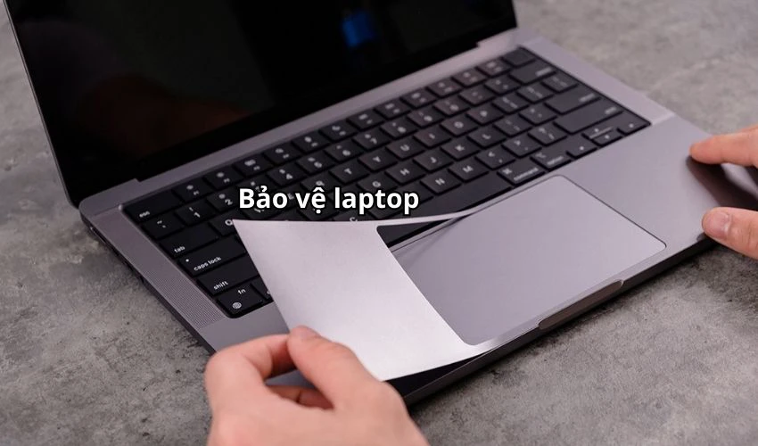 Dán vỏ nhôm giúp bảo vệ vỏ thật của laptop luôn sạch, mới theo thời gian