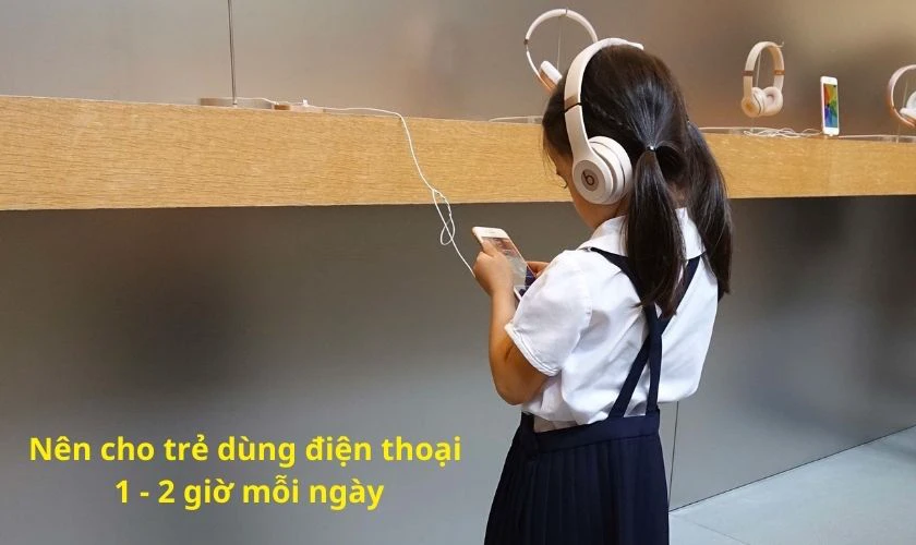 Nên cho trẻ sử dụng điện thoại bao nhiêu tiếng một ngày?