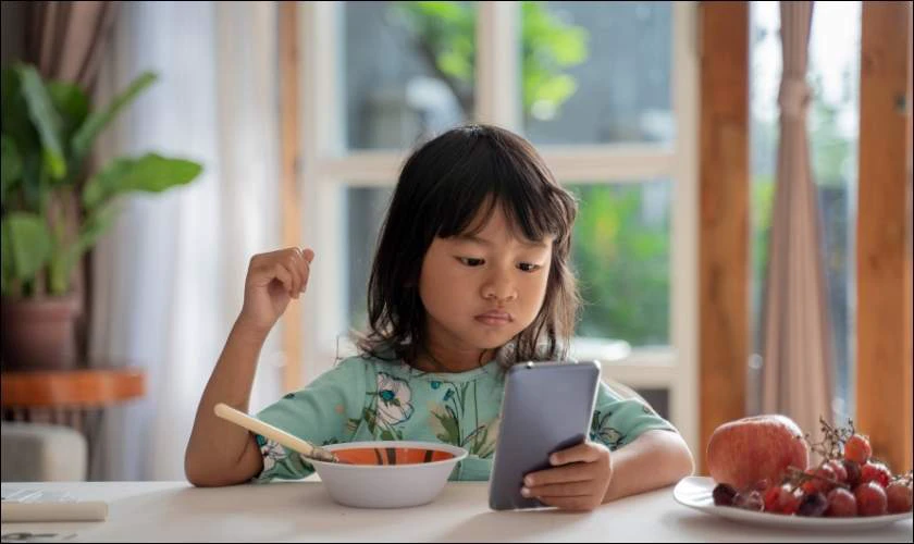 Nên cho trẻ sử dụng điện thoại bao nhiêu tiếng một ngày?