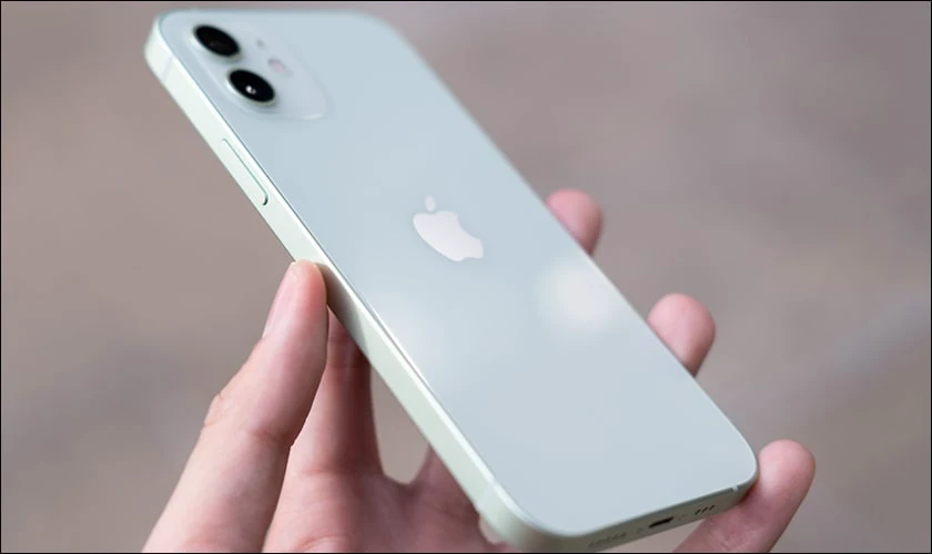 Có nên mua iPhone 12 với thiết kế đẹp mắt, cầm nắm nhẹ nhàng?