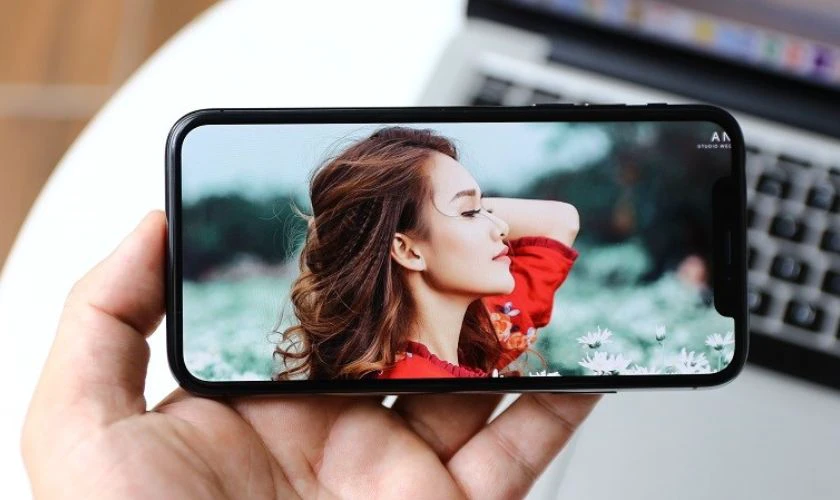 Màn hình OLED hiển thị màu sắc rực rỡ