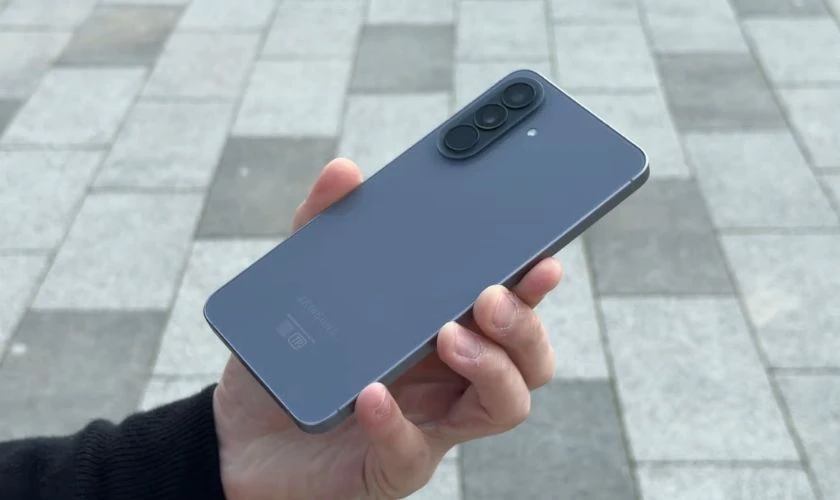 Galaxy A57 sở hữu thiết kế với mặt kính trước và sau đều sử dụng Gorilla Glass Victus+