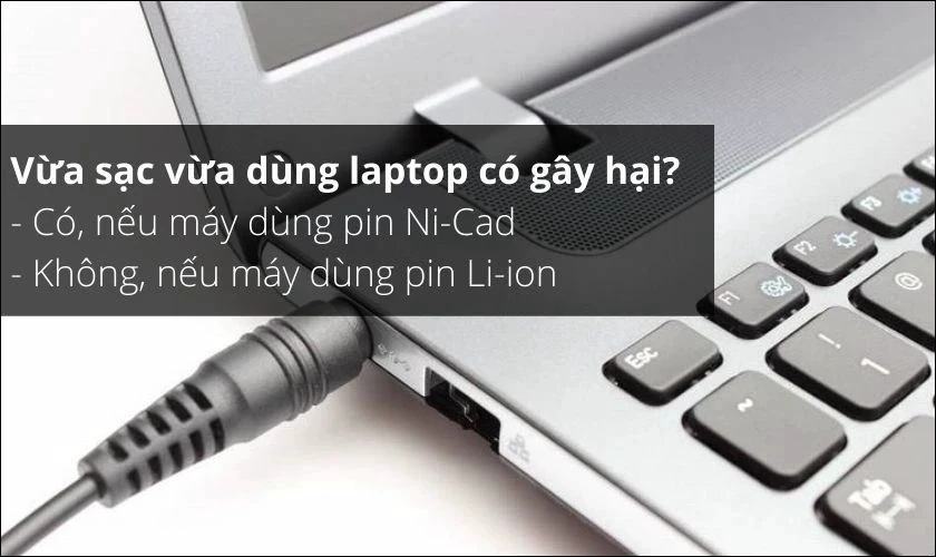 Có nên vừa sạc vừa dùng laptop không?