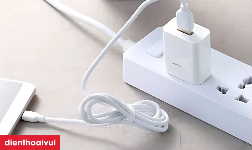 Đặc điểm của combo sạc 1A + cáp Lightning Remax RP-U112