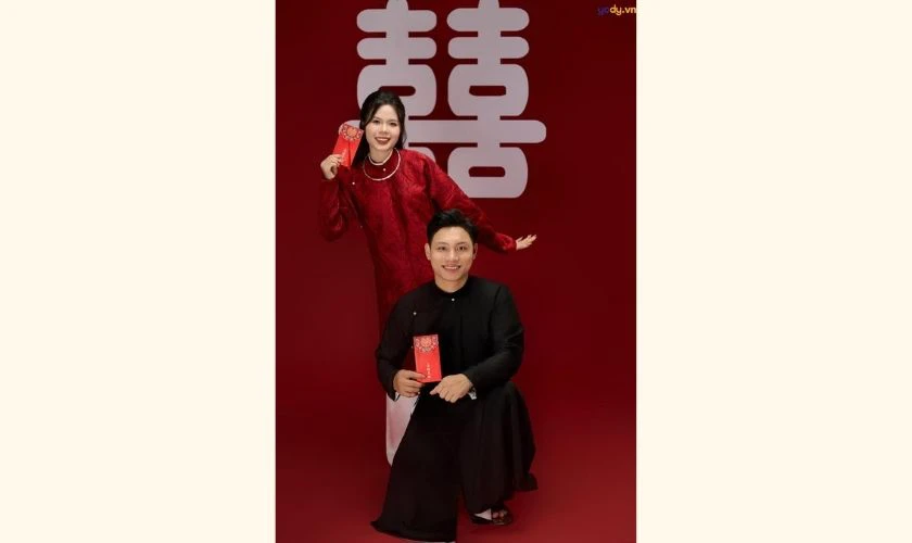 Ảnh cặp đôi cầm bao lì xì