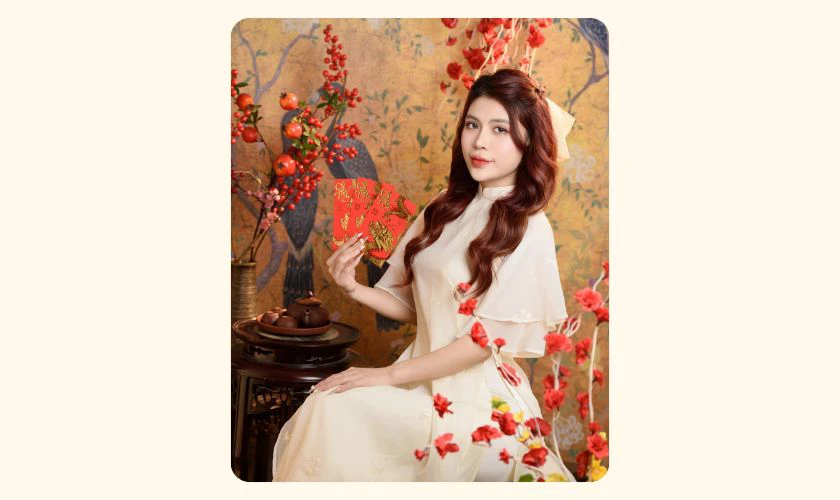 Ảnh cô gái cầm bao lì xì