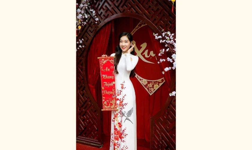 Concept chụp ảnh Tết cùng câu đối đỏ