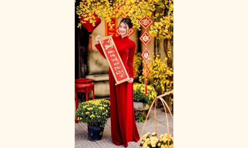 Concept chụp ảnh Tết cùng câu đối đỏ sang trọng