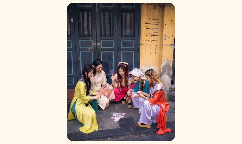 Concept chụp ảnh Tết theo nhóm bạn đánh bài