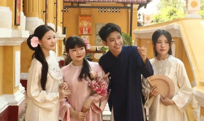 Ảnh chụp nhóm bạn đi chùa