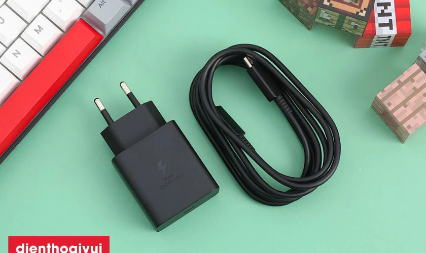 Kèm theo cáp Type-C to Type-C dài 1.8m tiện lợi
