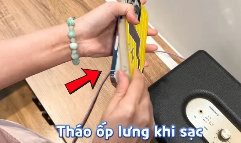 Nên tháo ốp hoặc bao da khi sạc