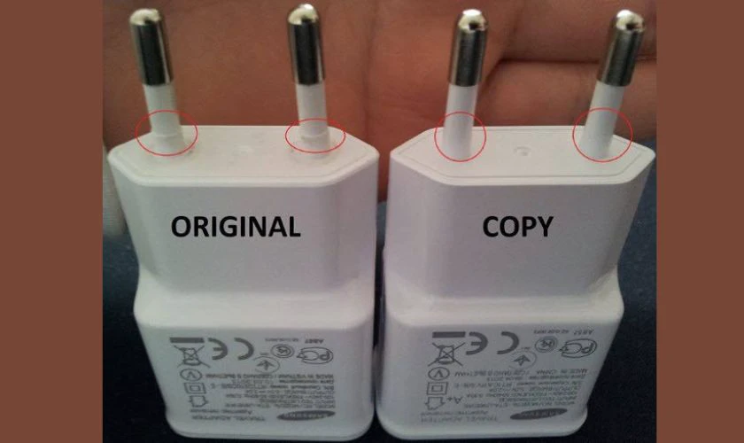 Chân cắm - Điểm phân biệt cục sạc Samsung chính hãng thật và giả