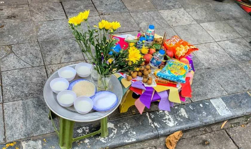 Cúng ngoài trời chủ yếu dành cho lễ cúng cô hồn