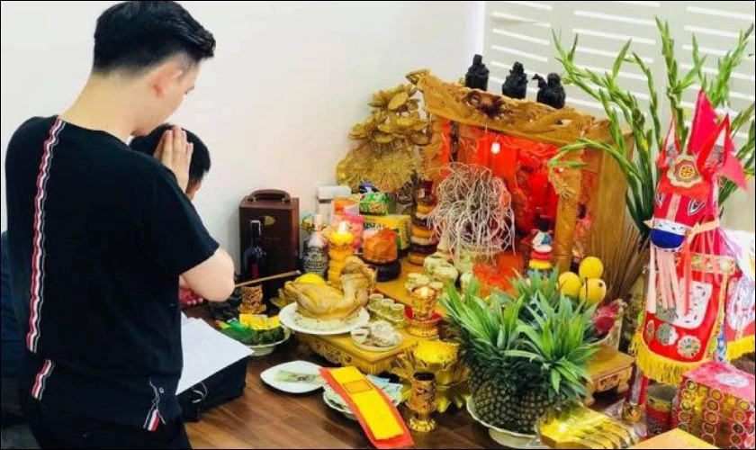 Đọc văn khấn với thái độ trang trọng và nghiêm túc