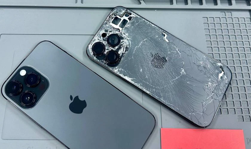 Thay kính lưng iPhone 15 - Deals Cyber Monday nhiều người đặt trước