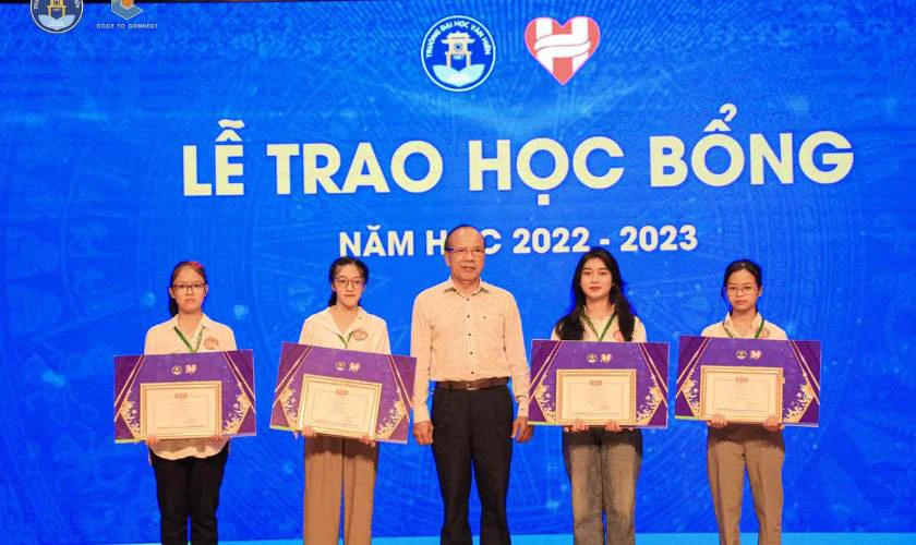 Học bổng và chính sách hỗ trợ