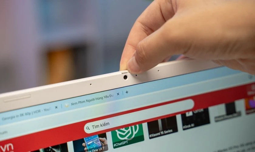 Webcam Full HD được tích hợp màn che vật lý
