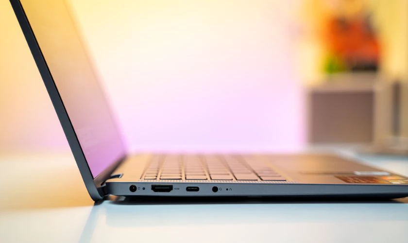 Đầy đủ cổng kết nối USB-A, USB-C, HDMI, jack tai nghe 3.5mm