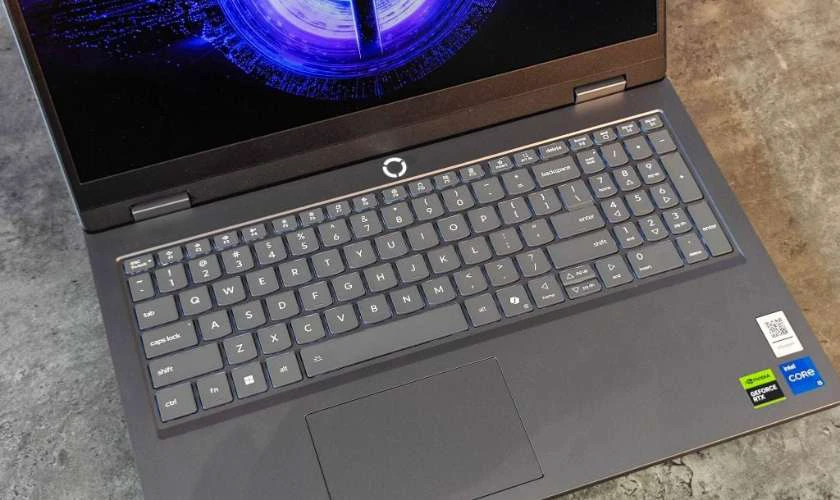 Đánh giá Lenovo LOQ 15IRX11 về bàn phím, loa