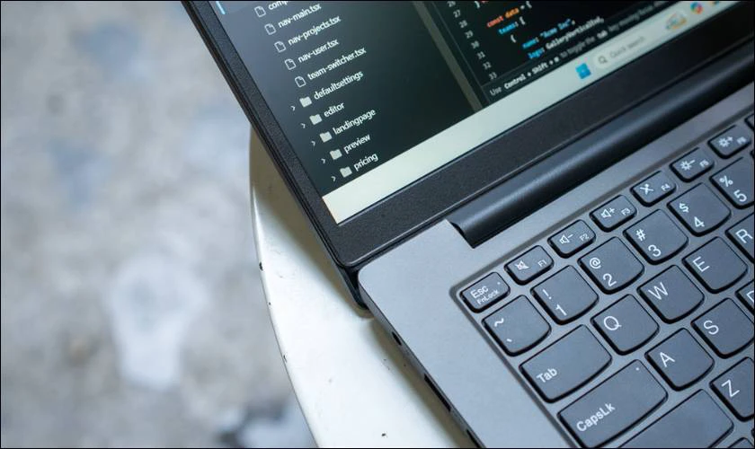 Bản lề linh hoạt và độ mỏng ấn tượng