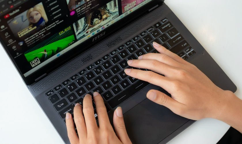 Đánh giá MSI Prestige 14 AI Studio về bàn phím, loa