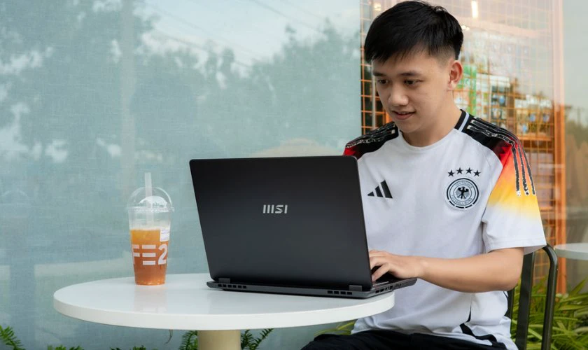 MSI Prestige 14 AI Studio phù hợp với đối tượng nào?