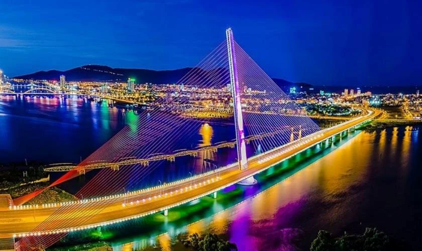 Cầu Trần Thị Lý với hình dáng cánh buồm vươn ra biển khơi