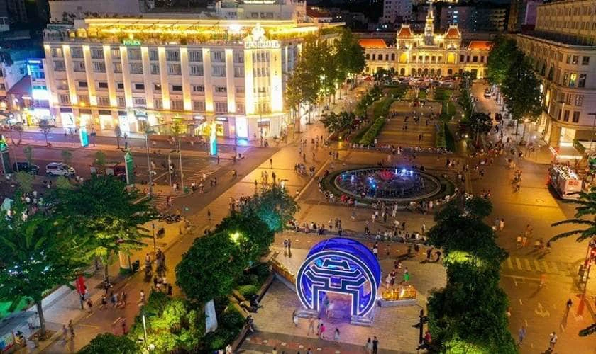 Phố đi bộ Nguyễn Huệ luôn là điểm hẹn quen thuộc
