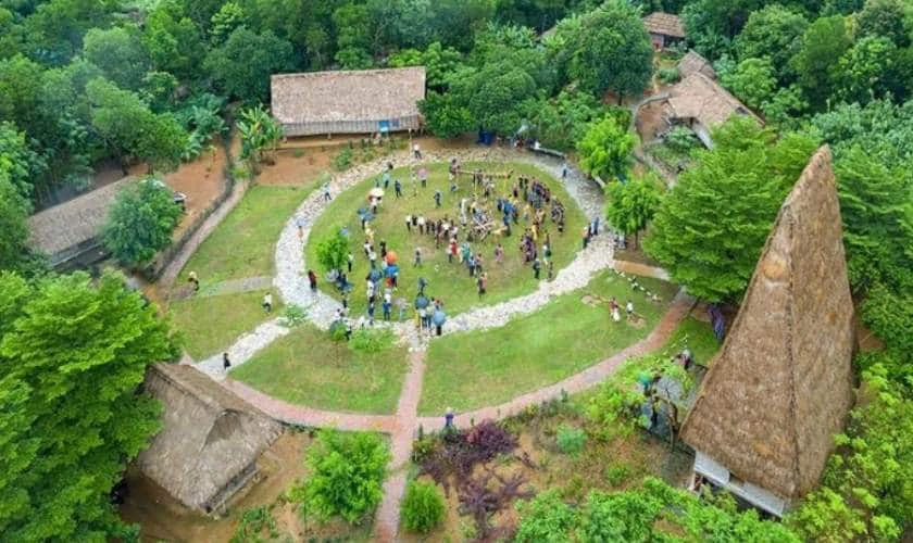 Làng Văn Hóa Các Dân Tộc Việt Nam là một bảo tàng sống động về kiến trúc và phong tục