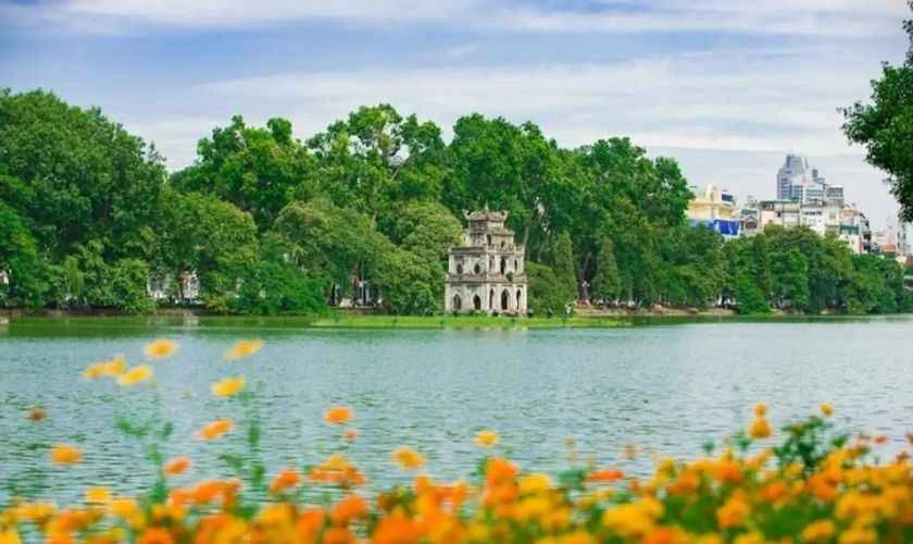 Hồ Gươm là một trong những biểu tượng đặc trưng của Hà Nội