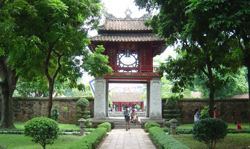 Văn Miếu Quốc Tử Giám là địa điểm chụp áo dài được yêu thích ở Hà Nội