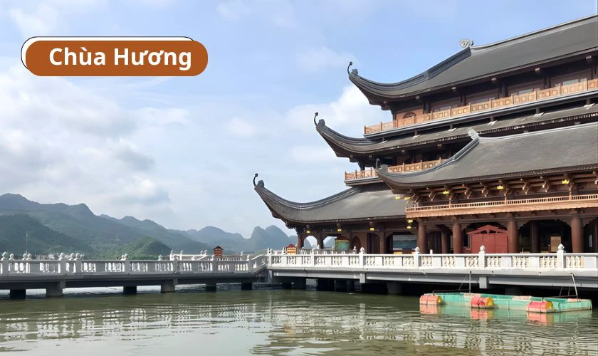 Đi lễ chùa Hương cầu an