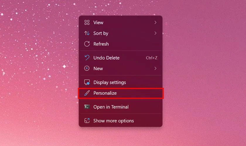 Click chuột phải vào bất kỳ vị trí trống nào trên màn hình desktop và chọn Personalize
