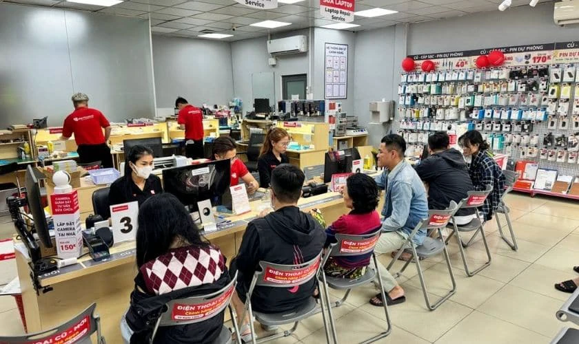 Tại sao nên mua điện thoại pin trâu giá rẻ tại Điện Thoại Vui?