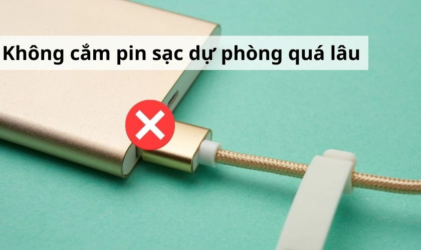 Không cắm pin sạc dự phòng quá lâu để hạn chế chai phồng pin