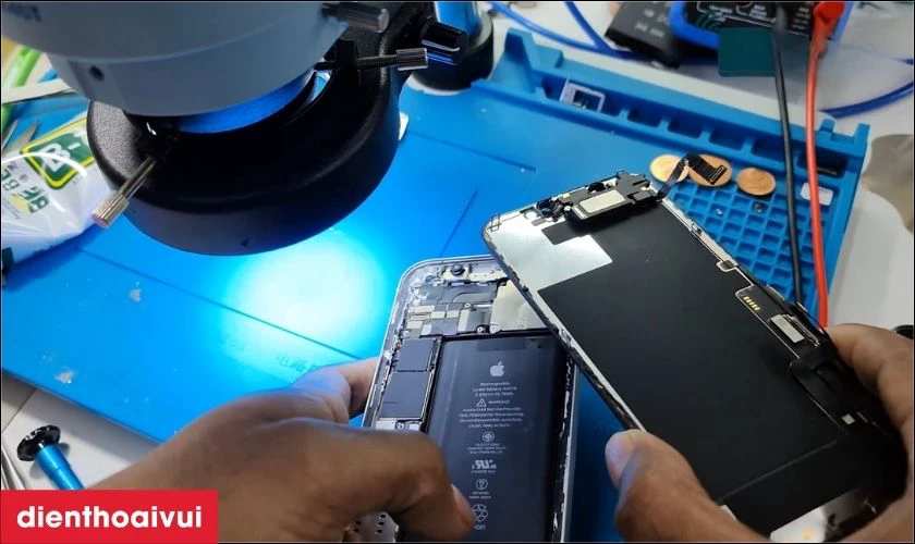 Quy trình ép cổ cáp màn hình iPhone 12 chính hãng chuyên nghiệp lấy liền tại Điện Thoại Vui