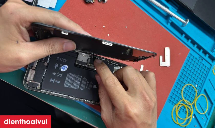 Kỹ thuật viên kiểm tra tình trạng iPhone 15 Pro của khách