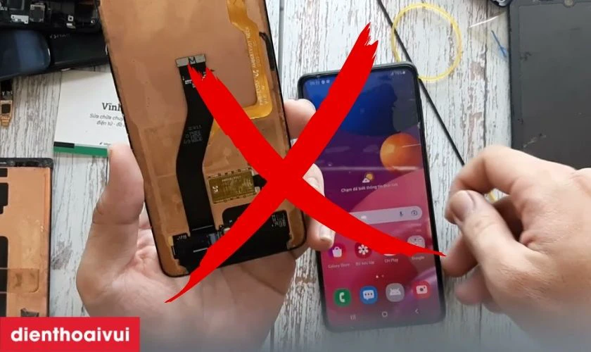 Có nên tự thay ép cổ cáp màn hình điện thoại Samsung tại nhà không?