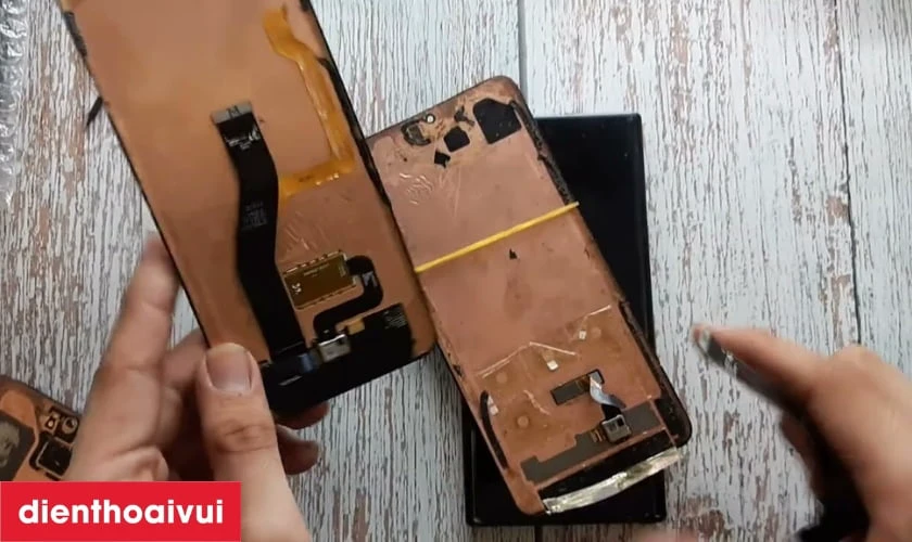 Lưu ý khi ép cổ cáp màn hình Samsung Z Fold 3 5G