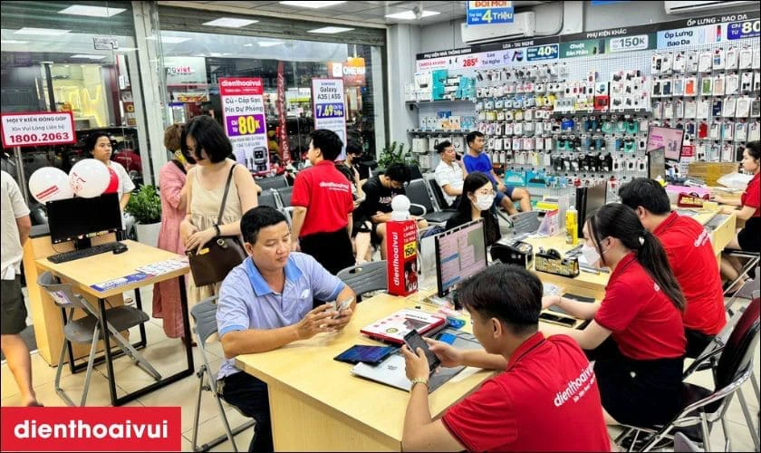 Quy trình ép kính iPhone 15 Plus minh bạch lấy liền tại Điện Thoại Vui