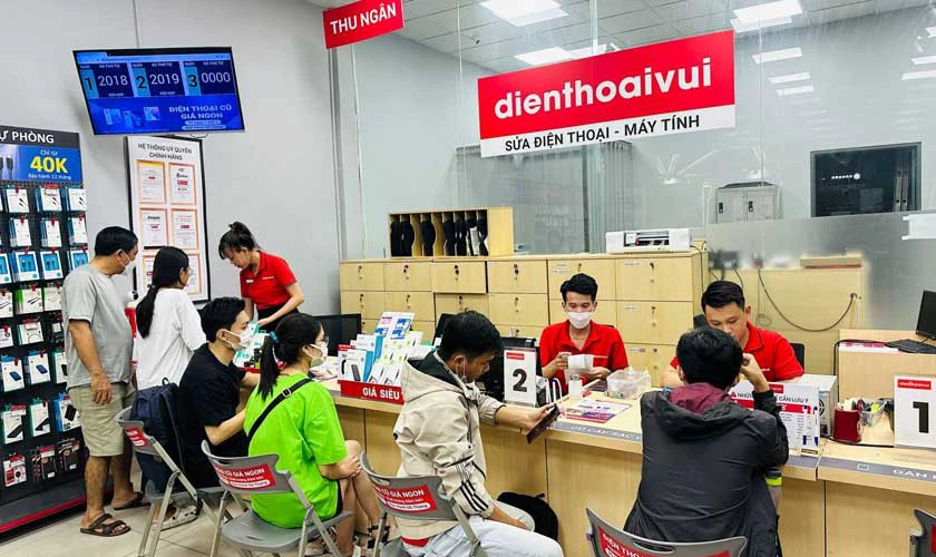 Hình 3: Khách hàng Quận 2 tại cửa hàng Điện Thoại Vui