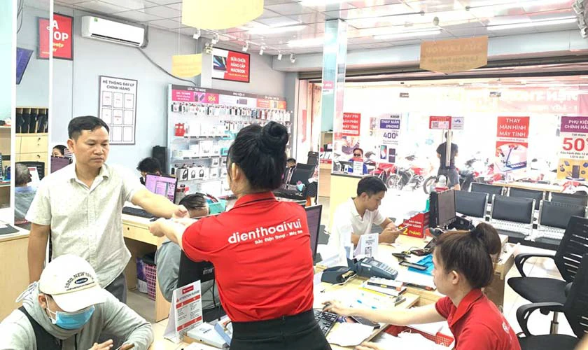 Tư vấn viên hỗ trợ khách hàng tại Điện Thoại Vui Gò Vấp