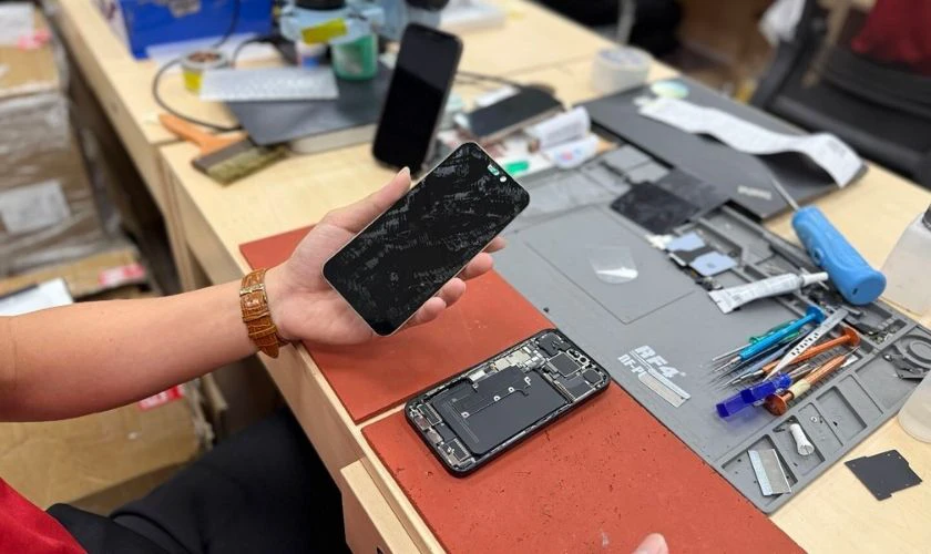 Quy trình ép kính iPhone quận Hai Bà Trưng tại Điện Thoại Vui
