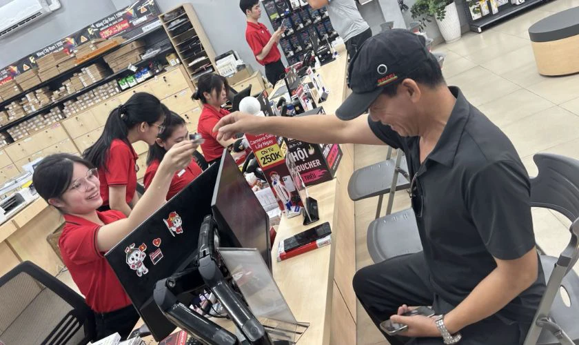 Thiết bị được trao lại để khách hàng thực hiện bước kiểm tra cuối cùng