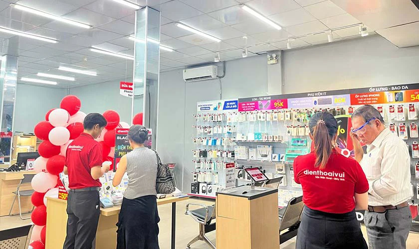 Kỹ thuật viên sửa chữa điện thoại tại chi nhánh quận Tân Bình