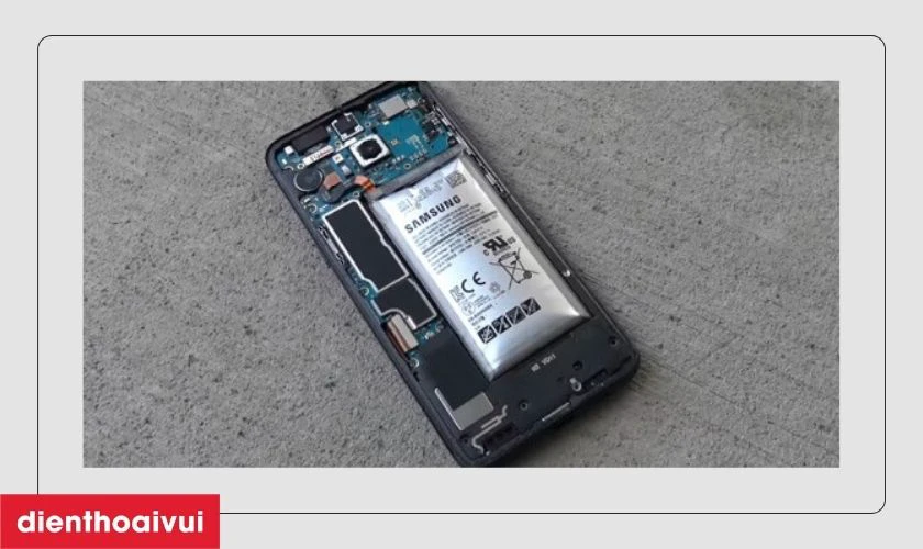 Pin phồng to là dấu hiệu cần thay pin Samsung